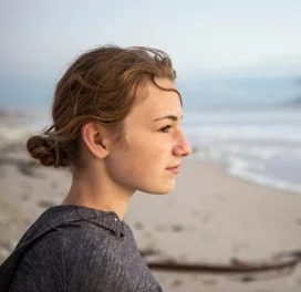 Joven mirando al mar
